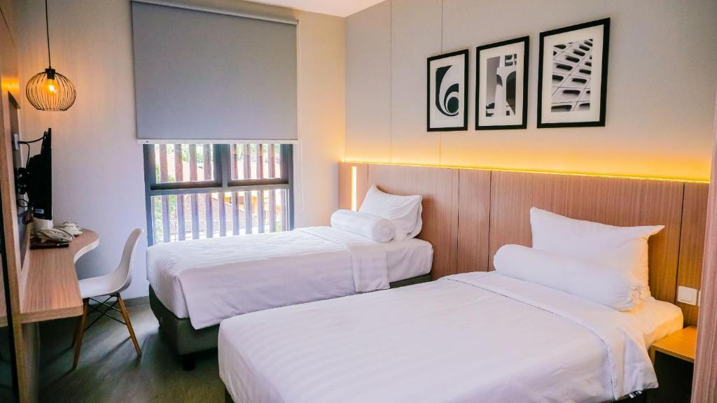 Postel nebo postele na pokoji v ubytování Front One King Hotel Tuban