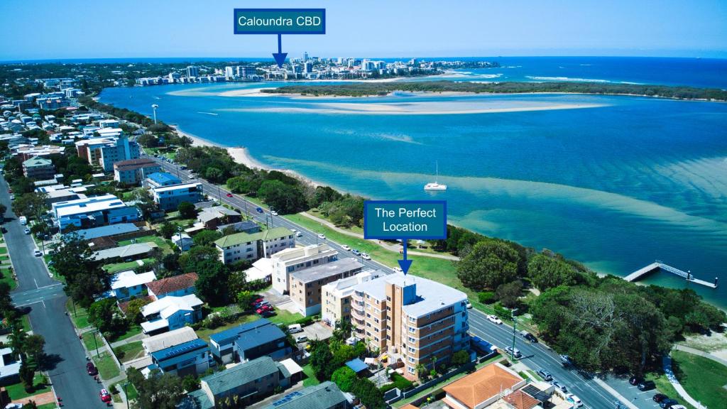 una vista aérea del hospital rebelde y de la playa en Belvedere Apartments, en Caloundra