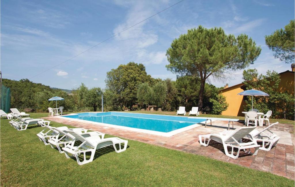 een zwembad met ligstoelen en een zwembadvisor bij Il Molino - Casale Il Picchio in Magione