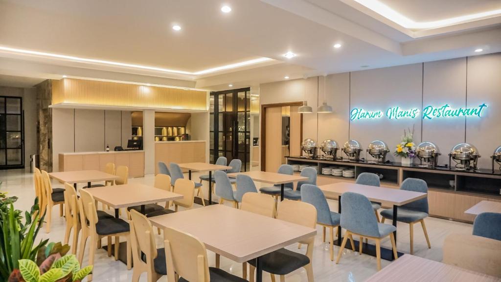 Restaurace v ubytování Front One King Hotel Tuban