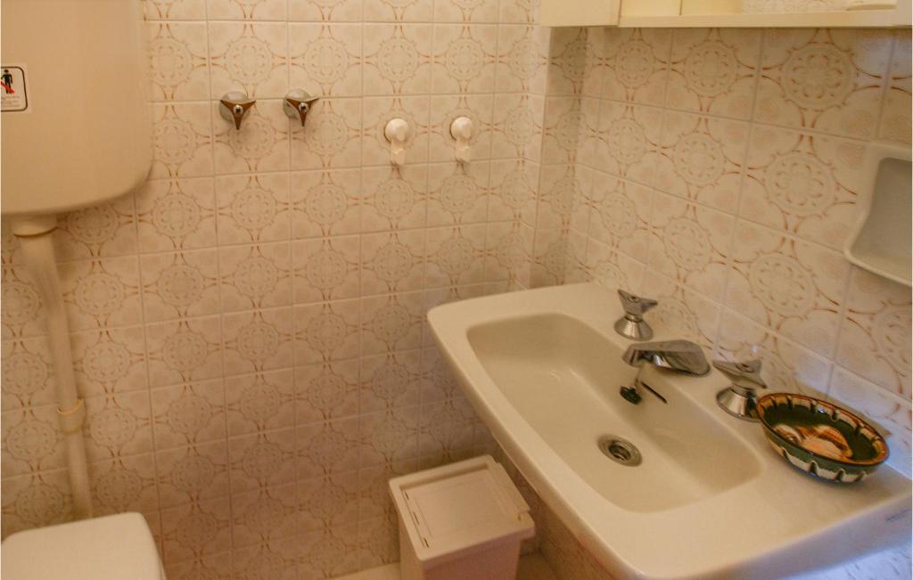 Kúpeľňa v ubytovaní Lovely Apartment In Rimini With Kitchen