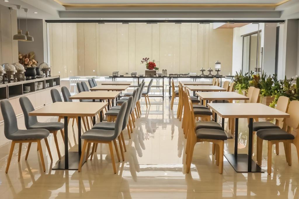 Restaurace v ubytování Front One King Hotel Tuban
