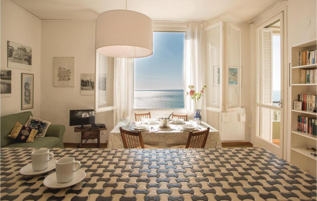 ヴァラッツェにあるCasa Charlieのリビングルーム(テーブル付)が備わり、海の景色を望めます。