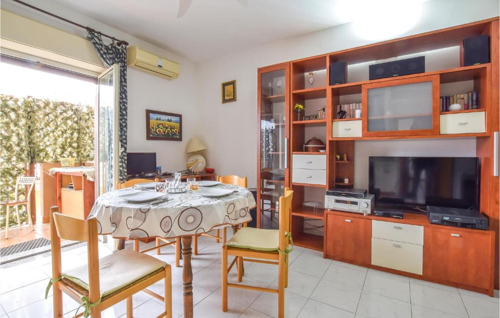 Beautiful apartment in Piedimonte Etneo with WiFi and 2 Bedrooms