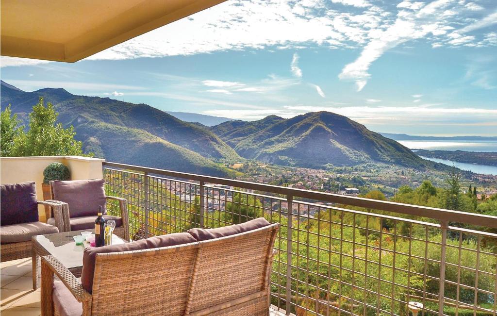 d'un balcon avec deux chaises et une vue sur les montagnes. dans l'établissement Borgo Mezzane, à Roe