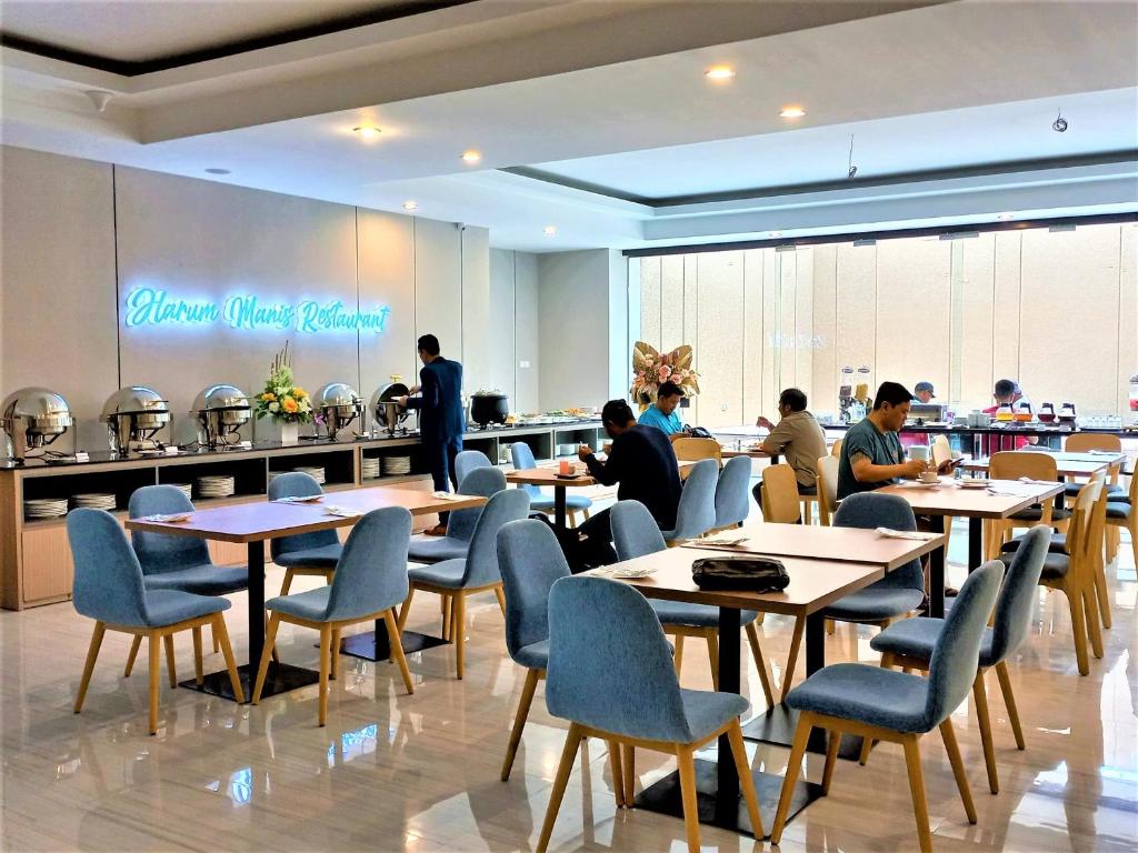 Restaurace v ubytování Front One King Hotel Tuban