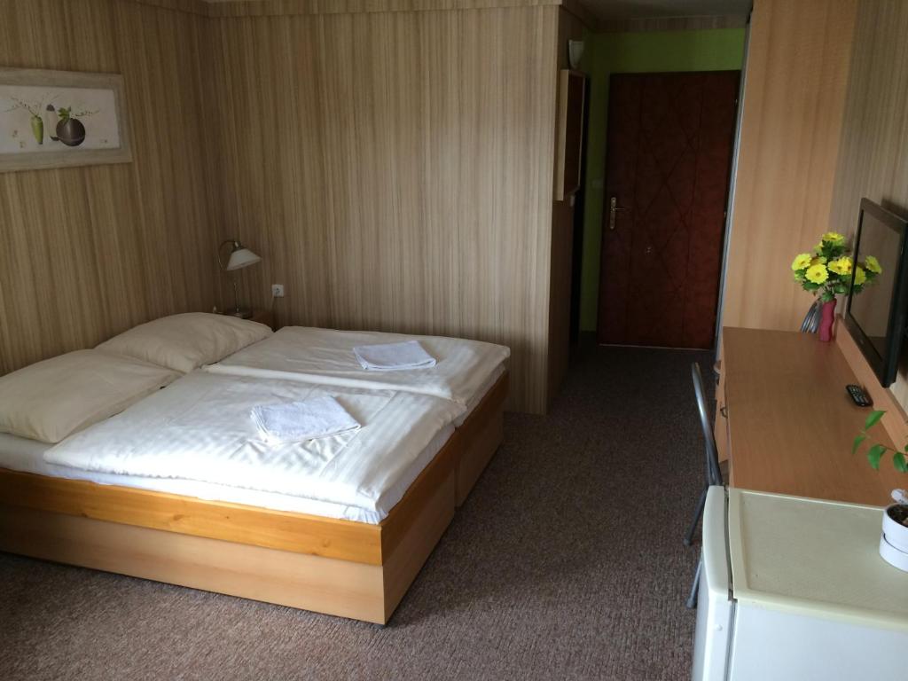 Een bed of bedden in een kamer bij Hotel Pohádka