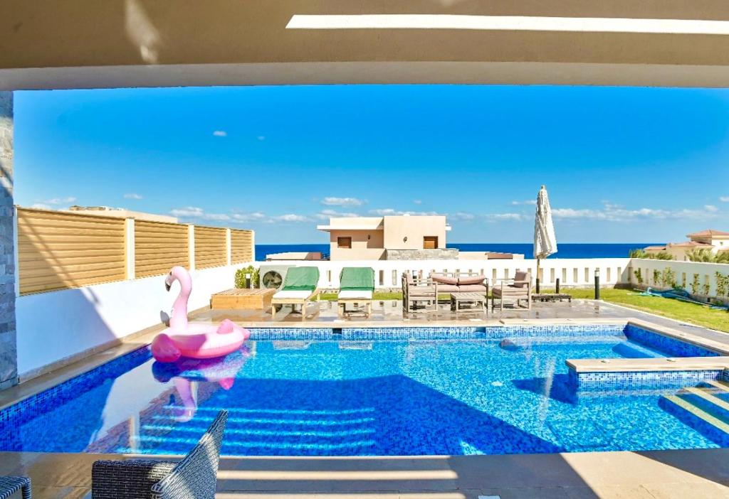 Bazén v ubytování Hurghada Sahl Hasheesh sea-view Villa with private pool nebo v jeho okolí