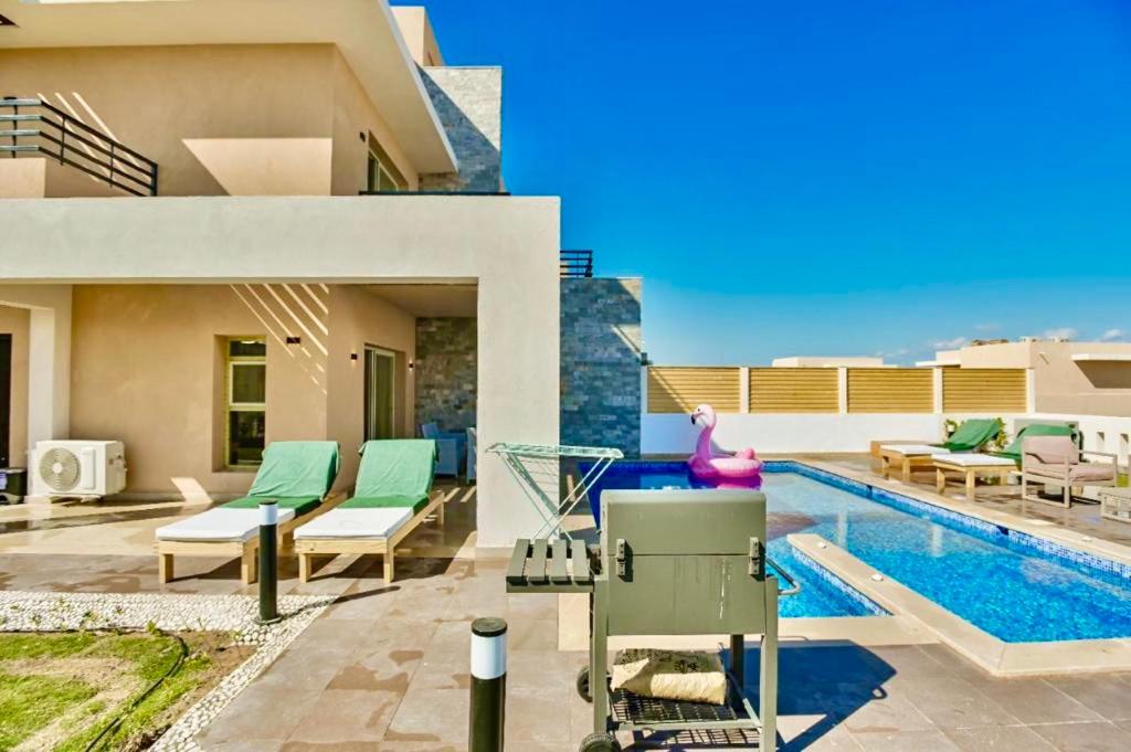Bazén v ubytování Hurghada Sahl Hasheesh sea-view Villa with private pool nebo v jeho okolí