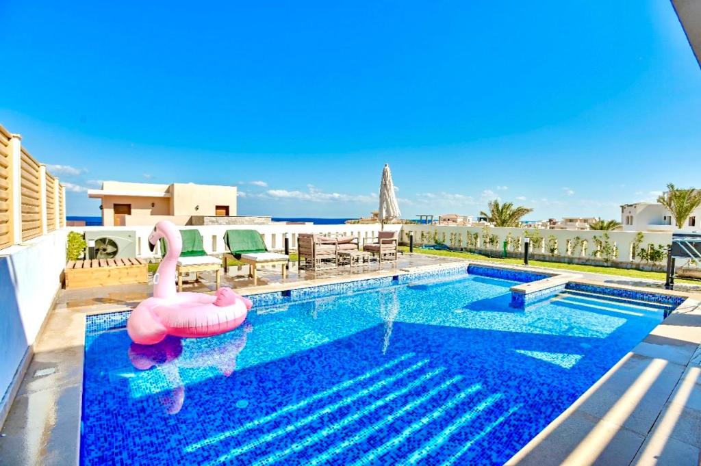 Bazén v ubytování Hurghada Sahl Hasheesh sea-view Villa with private pool nebo v jeho okolí