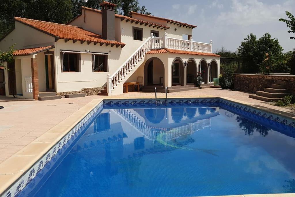 Bazén v ubytovaní Vakantievilla met groot zwembad heeft 4 slaapkamers en is geschikt voor 8 personen, ideaal voor 1 of 2 gezinnen. Ayora ligt in 1 van de mooiste vallei van spanje Het huis grenst aan prachtig natuurgebied  alebo v jeho blízkosti