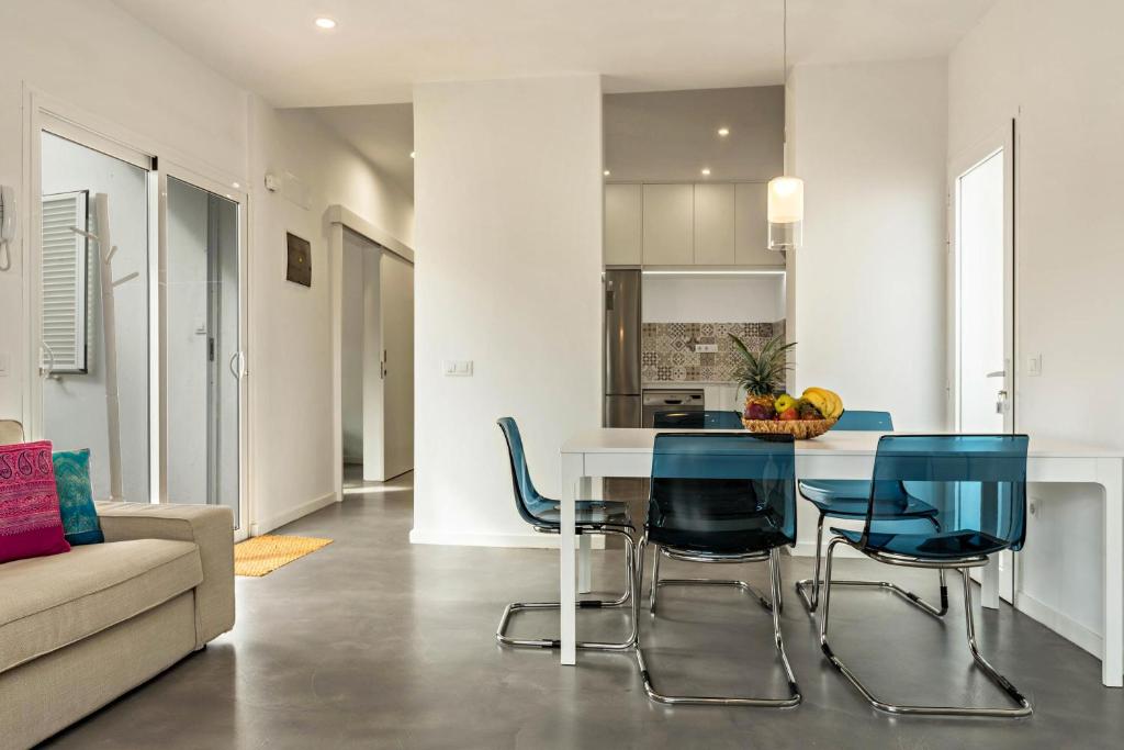 cocina y sala de estar con mesa y sillas en Casa del Monte, en Santa Brígida