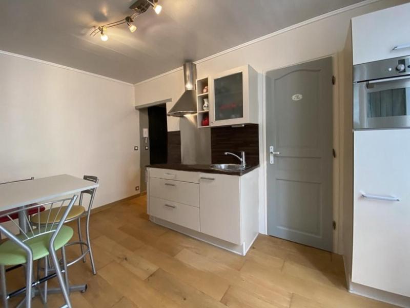 a kitchen with a sink and a table with chairs at Appartement coquet sur les hauteurs de Montmartre in Paris