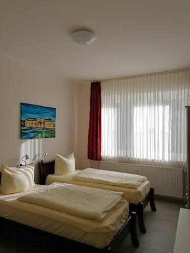 Postel nebo postele na pokoji v ubytování Hotel Schillerquartier