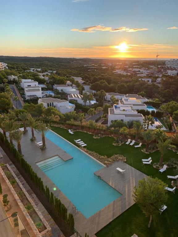 widok z lotu ptaka na ośrodek z basenem w obiekcie Las Colinas Golf - Naranjo 60 Penthouse w mieście Orihuela Costa