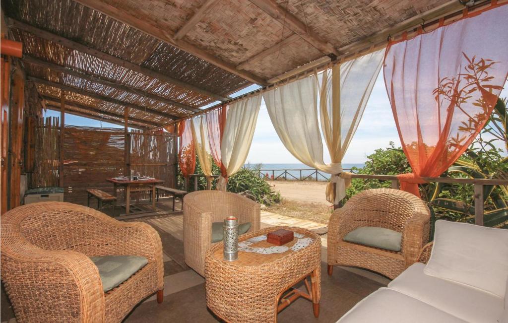トッレ・デイ・コルサリにあるTunnariaの海の景色を望む椅子とテーブル付きの客室です。