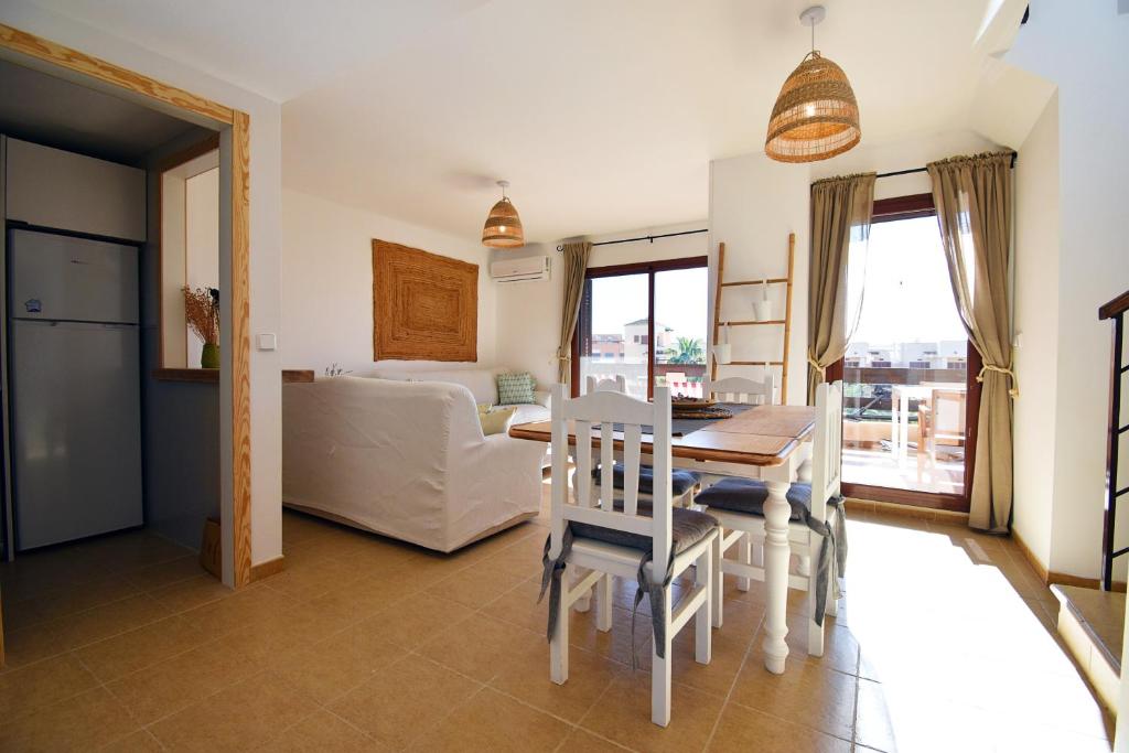 Posedenie v ubytovaní Marinas Sunset - Tu Dúplex con Solarium Privado!