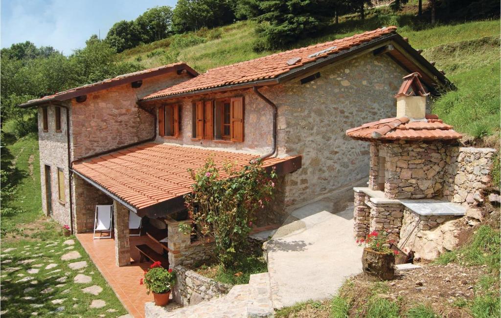 CasoliにあるCasa Panteraの丘の上の小さな石造りの家