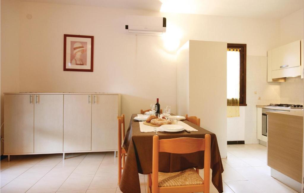 Kuchnia lub aneks kuchenny w obiekcie Stunning Apartment In Costa Rei -Ca-