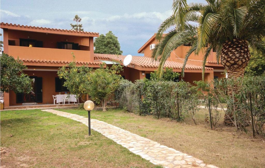 dom z ogrodem przed nim w obiekcie Stunning Apartment In Costa Rei -Ca- w mieście Monte Nai