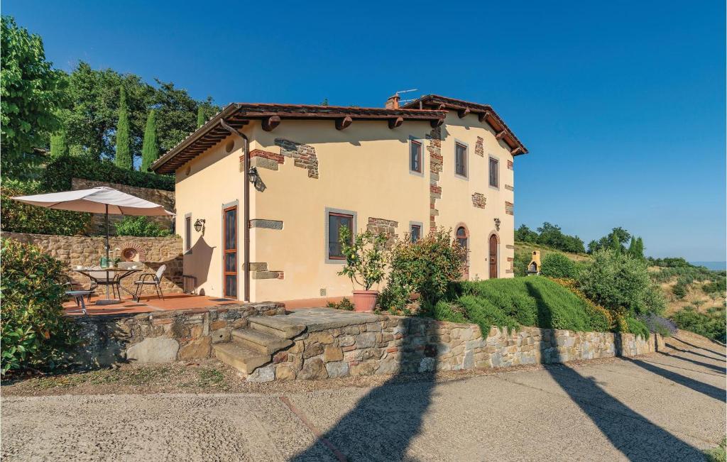 une maison avec un mur en pierre et une terrasse dans l'établissement Levante, à San Giustino Valdarno