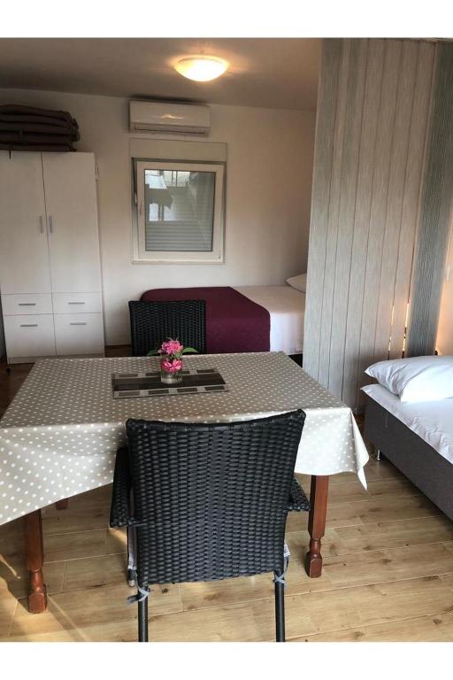 Postel nebo postele na pokoji v ubytování Grapevine Studio Apartment
