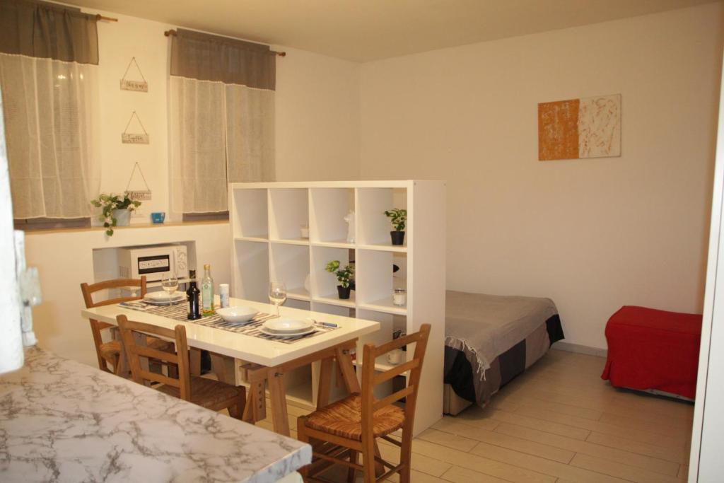 ローマにあるNavona Dream Homeのテーブル、椅子、ベッドが備わる客室です。