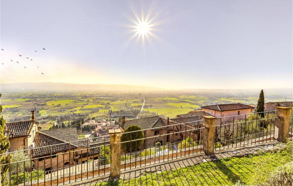 uma vista para uma cidade a partir de uma colina com uma cerca em Beautiful Apartment In Assisi With 2 Bedrooms And Wifi em Assis