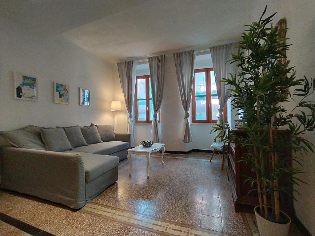 un salon avec un canapé et une plante dans l'établissement Rosanna House, à Vernazza
