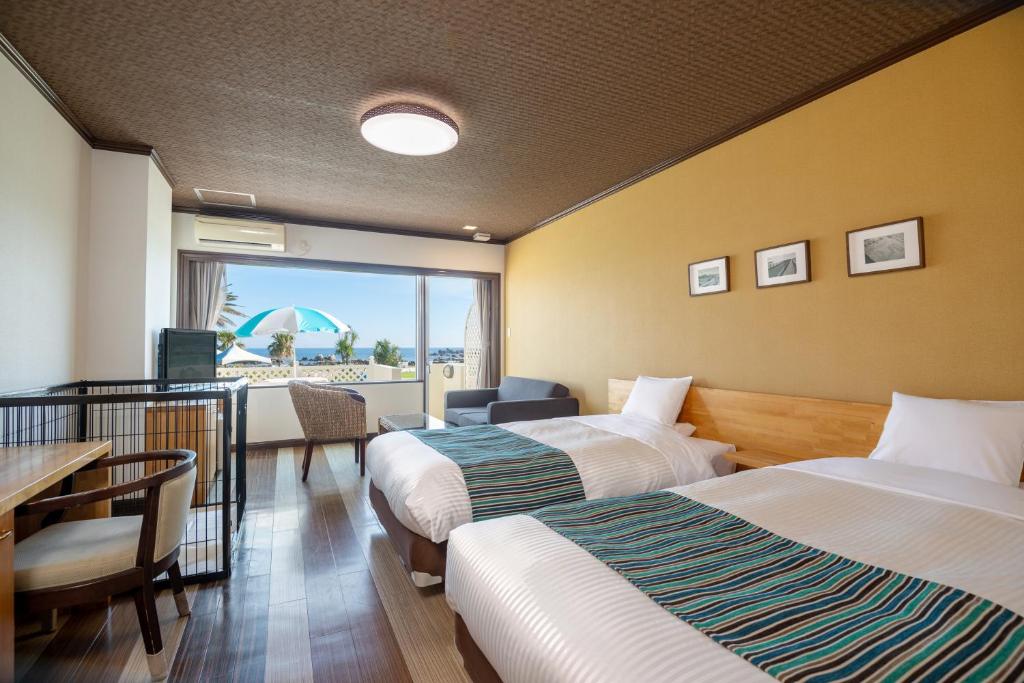 Postel nebo postele na pokoji v ubytování Shirahama Ocean Resort