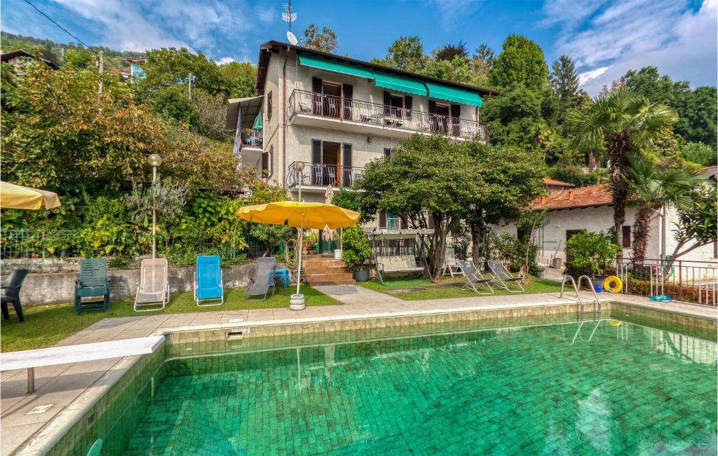 a swimming pool in front of a building at Appartamento Romano in Verbania