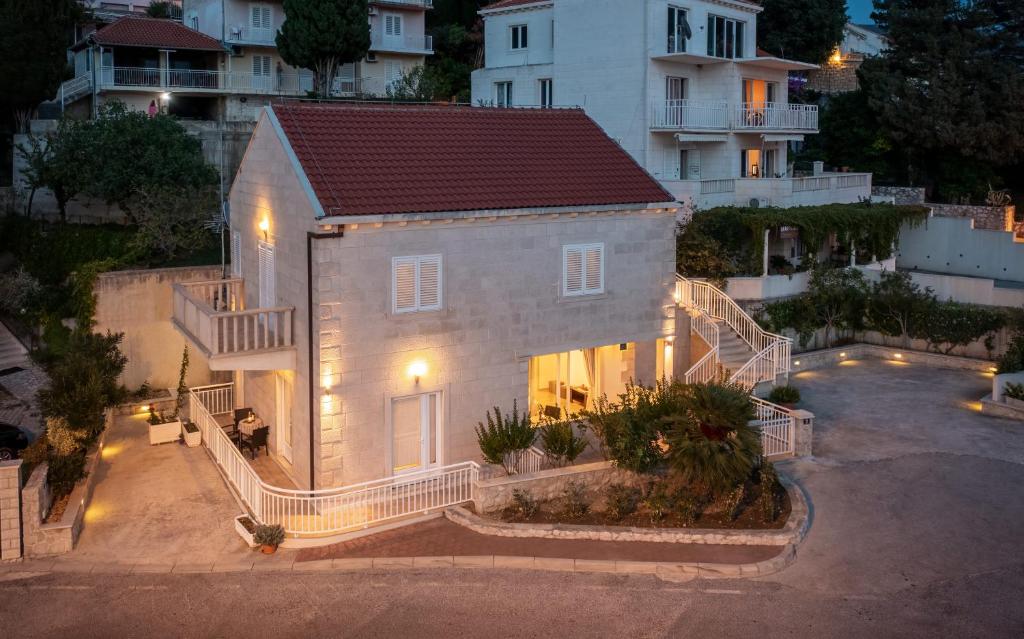 een klein huis met lichten aan op een parkeerplaats bij Studio Apartment Brigita in Mlini