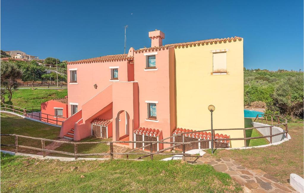 斯廷蒂諾的住宿－Villa 4 In，前面有围栏的房子