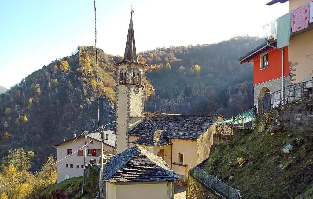 uma pequena cidade com uma igreja com um campanário em Fontanella 2 em Domodossola