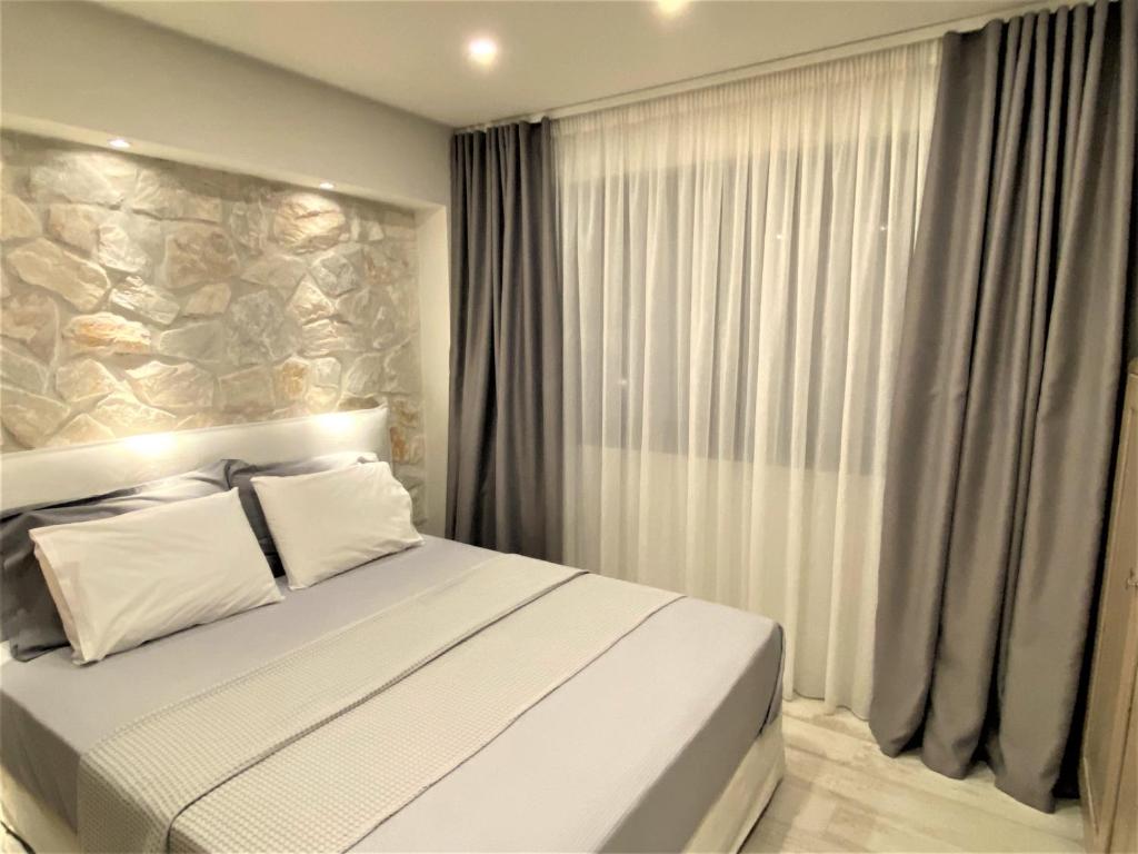Postel nebo postele na pokoji v ubytování Kali Thea Suites