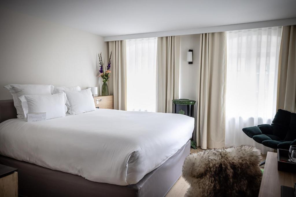 Postel nebo postele na pokoji v ubytování Relais et Châteaux Le Chambard