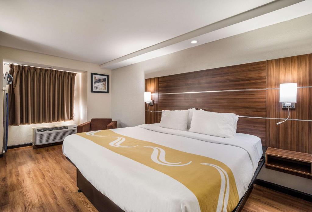 Habitación de hotel con cama grande y ventana en Quality Inn & Suites Augusta Fort Eisenhower Area en Augusta