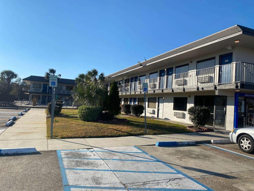 een lege parkeerplaats voor een gebouw bij Motel 6 Gulfport, MS Airport in Gulfport