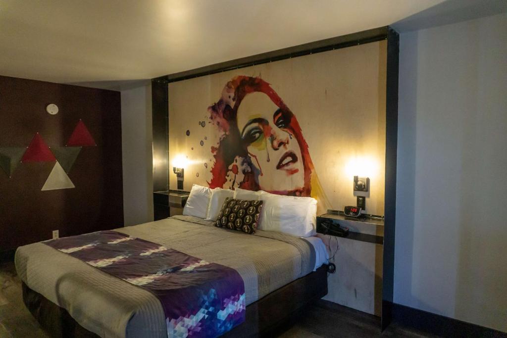 Postel nebo postele na pokoji v ubytování Downtown Phoenix Hotel