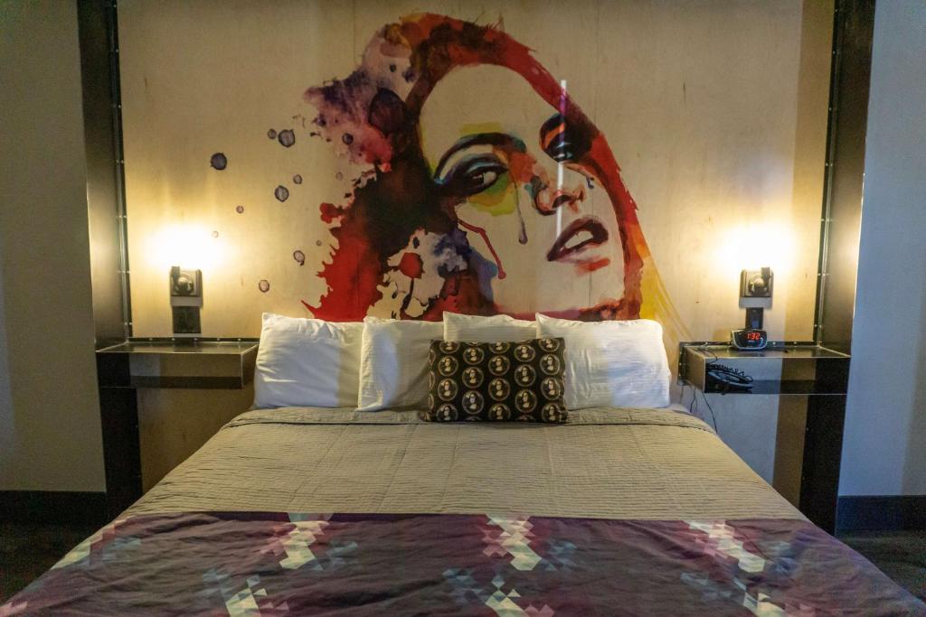 Postel nebo postele na pokoji v ubytování Downtown Phoenix Hotel