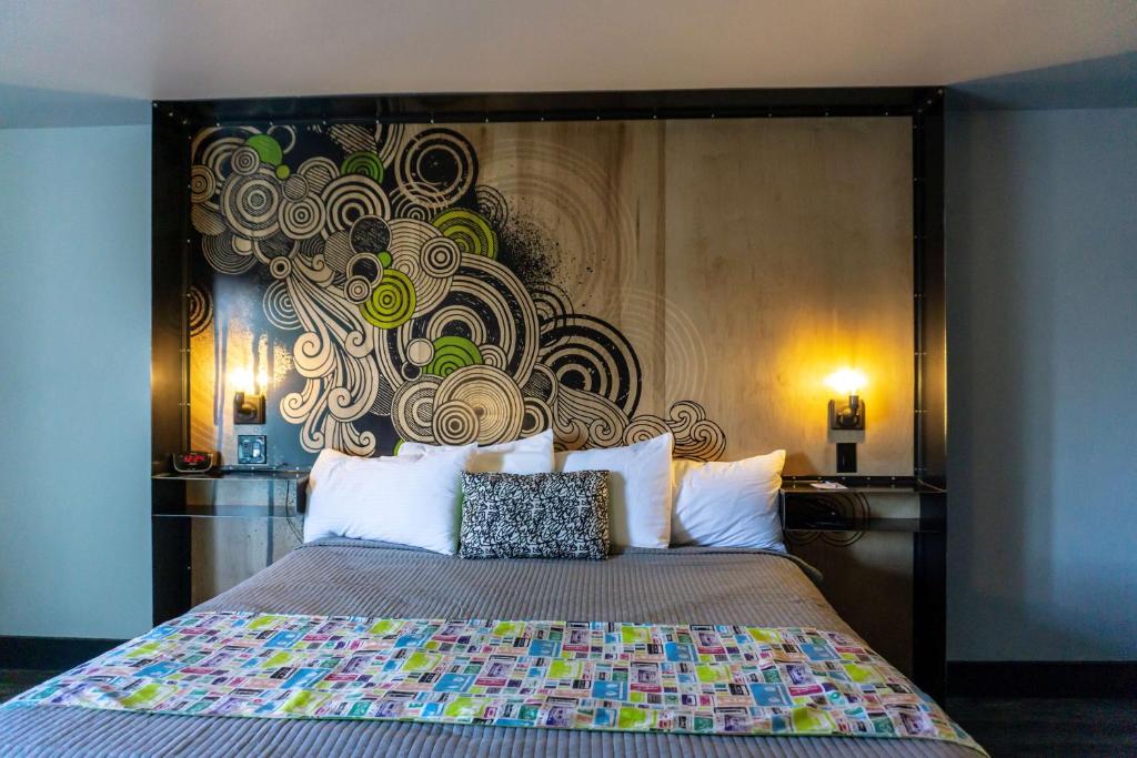 Postel nebo postele na pokoji v ubytování Downtown Phoenix Hotel