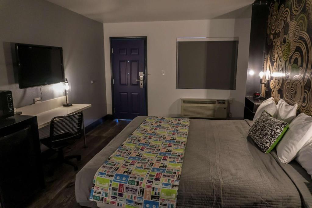 Postel nebo postele na pokoji v ubytování Downtown Phoenix Hotel