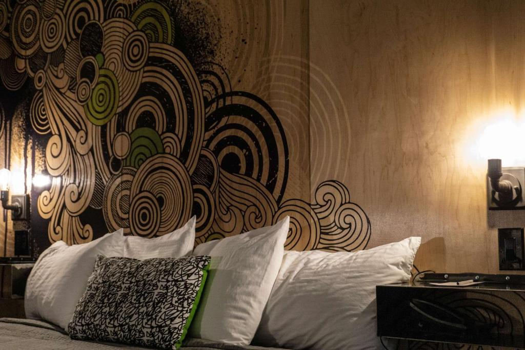 Postel nebo postele na pokoji v ubytování Downtown Phoenix Hotel