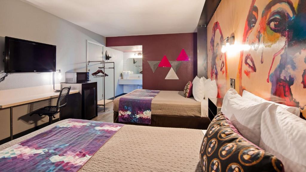 Postel nebo postele na pokoji v ubytování Downtown Phoenix Hotel