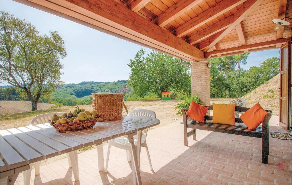 patio ze stołem i ławką z misą owoców w obiekcie Strada Dei Condotti w mieście Pesaro
