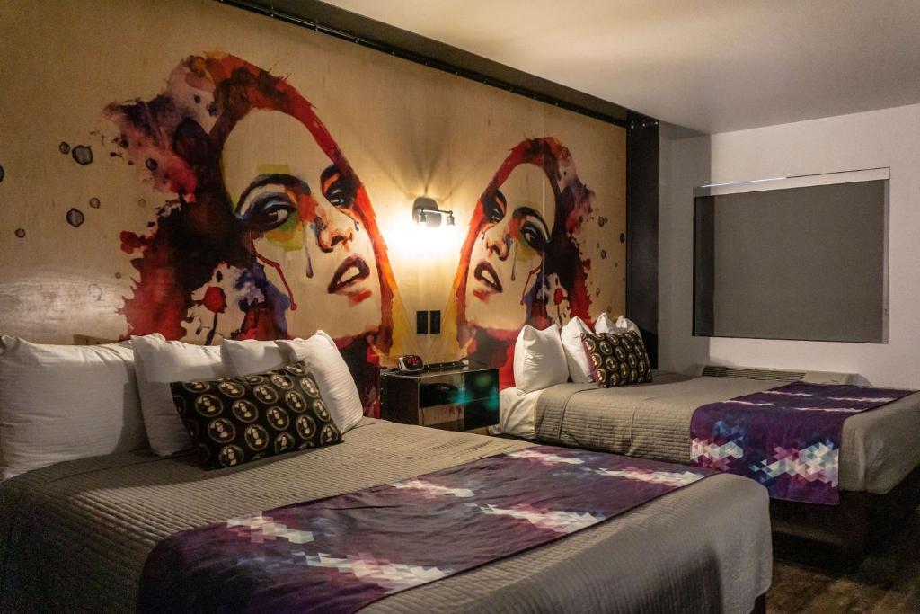Postel nebo postele na pokoji v ubytování Downtown Phoenix Hotel