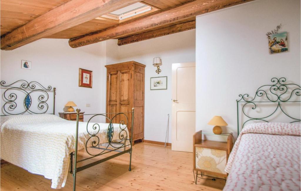 Łóżko lub łóżka w pokoju w obiekcie Strada Dei Condotti
