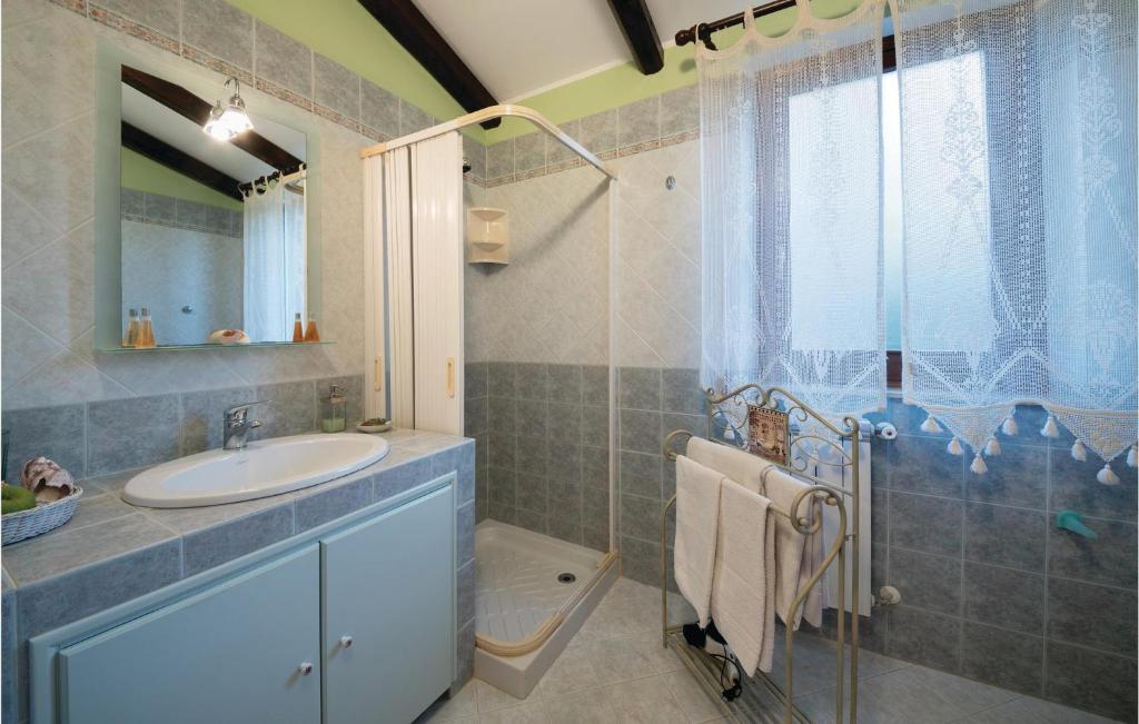 Kúpeľňa v ubytovaní Holiday Home Cornino Tp With Fireplace I
