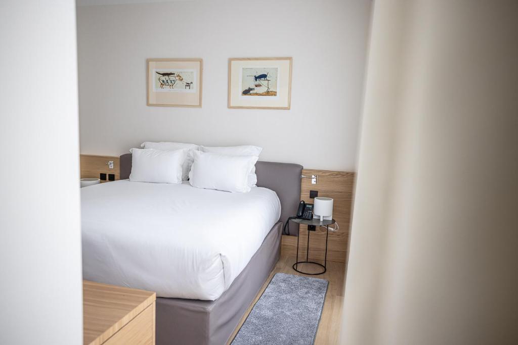 Postel nebo postele na pokoji v ubytování Relais et Châteaux Le Chambard