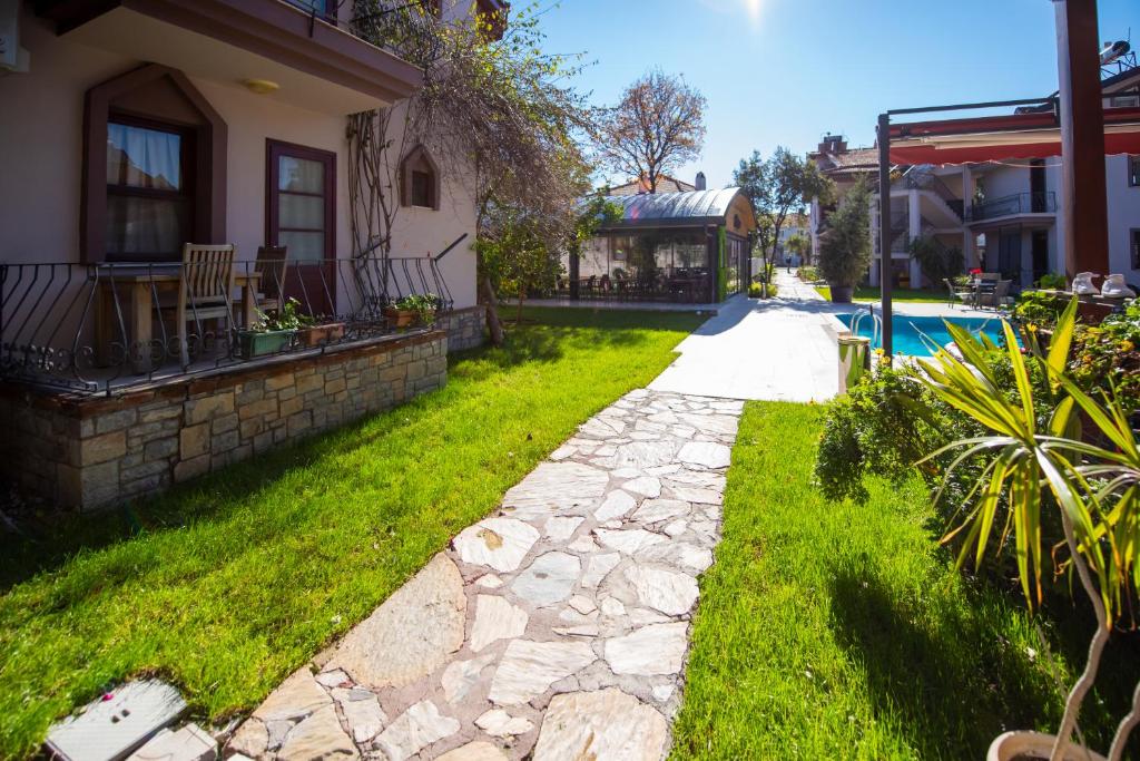 Bazén v ubytování Vira Suites Hotel nebo v jeho okolí